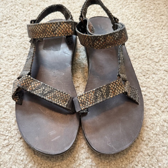Teva sandals neutral metallic snakeskin pattern - Picture 1 of 4